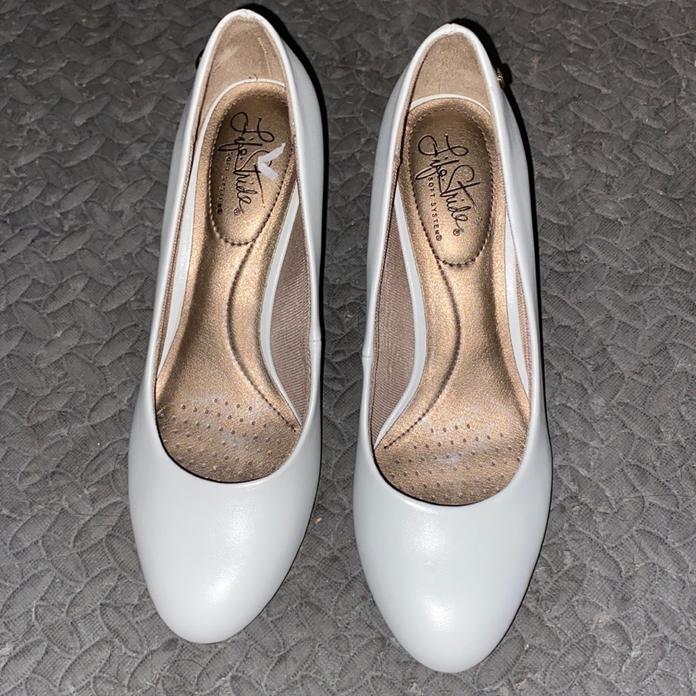 Low heeled shoes